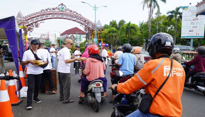 Relawan Witiarso Utomo Berbagi Makanan Sehat di Alun-alun Jepara