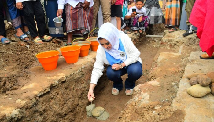 Bupati Pekalongan Fadia Arafiq Letakkan Batu Pertama Pembangunan Musala Al Munajad