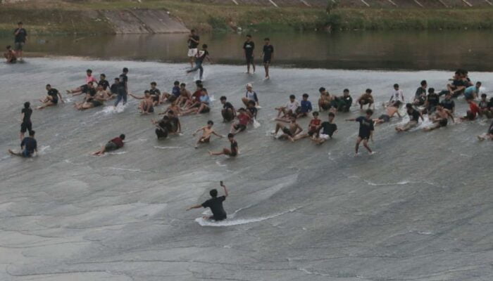 Surfing di Bendungan Pleret Semarang: Viral tapi Berisiko, Waspada!