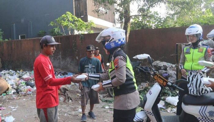 Operasi Patuh Candi 2024: Polwan Purbalingga Beri Makan dan Edukasi Masyarakat