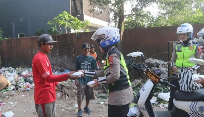 Operasi Patuh Candi 2024: Polwan Purbalingga Beri Makan dan Edukasi Masyarakat