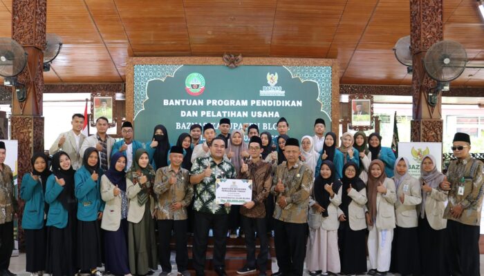 Bupati Blora Serahkan Beasiswa Rp 290 Juta kepada Mahasiswa Berprestasi