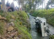 Detik-detik Mobil Pikap Nyemplung Sungai di Karanganyar