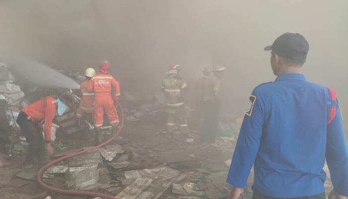 Gudang Rongsokan Terbakar di Karanganyar, Api Dipicu Percikan Besi