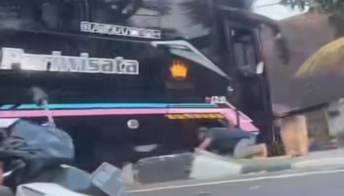 Bus Pariwisata Tanpa Penumpang Kecelakaan di Turunan Gombel Semarang