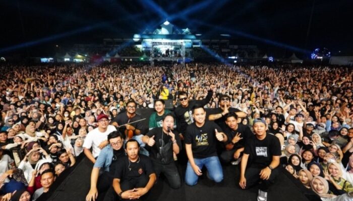 Guyon Waton Guncang Stadion Kebondalem, Ribuan Warga Kendal Terpukau