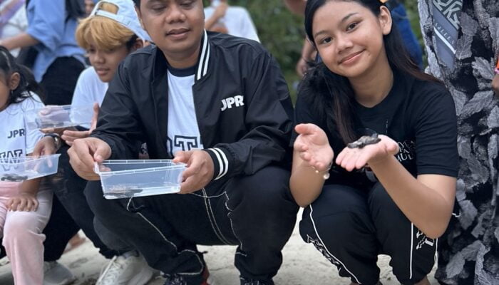 Calon Bupati Jepara dan Keluarga Kunjungi Pulau Karimunjawa, Lepas Tukik di Pantai Ujung Gelam
