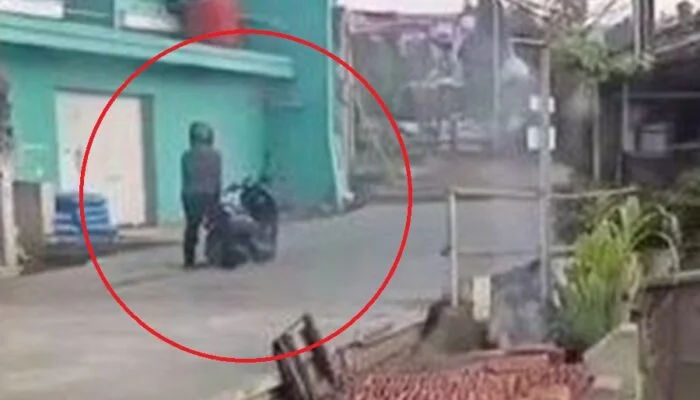 Detik-detik Pemotor Scoopy Terobos Jalan Yang Baru Dicor Senilai Rp 60 M