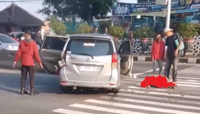 Kecelakaan di Ungaran, Sopir Mobil Tergeletak di Tengah Jalan