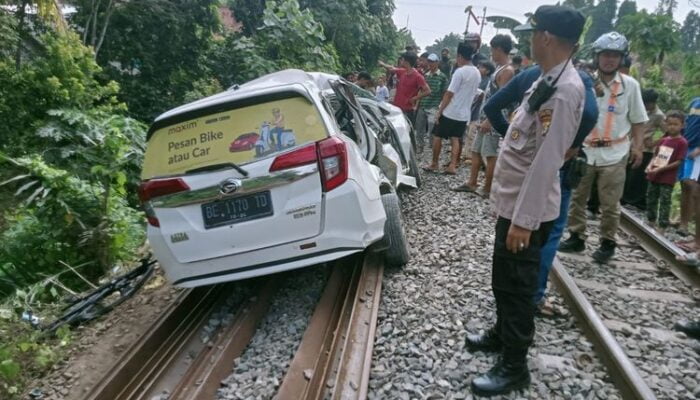 Taksi Online Tertabrak Kereta di Pintu Perlintasan, 5 Orang Luka-Luka