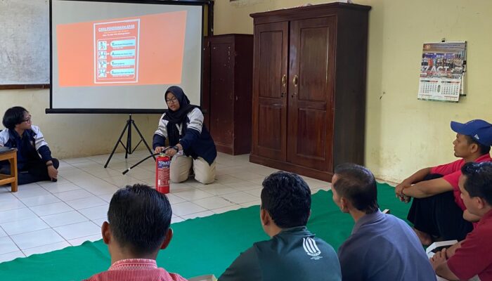 Cegah Kebakaran Rumah, KKN Undip Bekali Keterampilan Pemadaman Api di Desa Kepuh