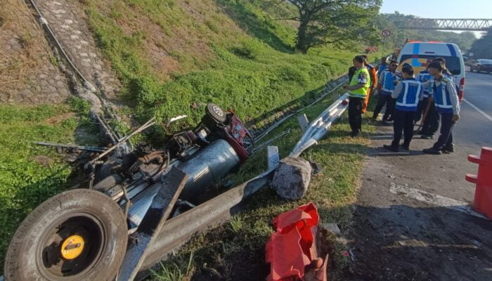 Kronologi Truk Terguling di Drainase Tol Semarang: Akibat Rem Blong