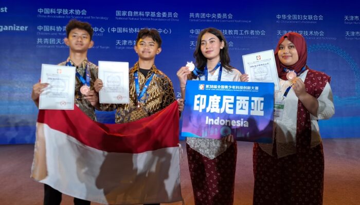 4 Pelajar Semarang Sukses di CASTIC 2024: Berkat Proyek AI dan Sel Surya Berbasis Tumbuhan