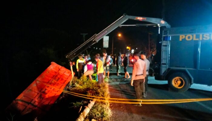 Evakuasi Dramatis Truk Bermuatan Pasir Tergelincir di Tanjakan Tawangmangu