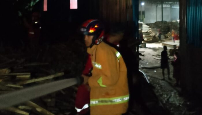 Kebakaran Hebat di Pabrik Kayu Cilacap: Diduga Dipicu Puntung Rokok