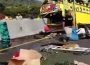 Truk Sayuran Terguling di Tol Batang-Semarang, Solar Tumpah dan Ban Terlepas