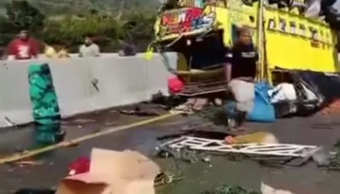 Truk Sayuran Terguling di Tol Batang-Semarang, Solar Tumpah dan Ban Terlepas