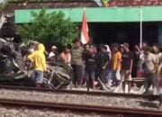 Tragedi Maut di Grobogan: Mobil Tersambar Kereta, 2 Orang Tewas di Lokasi