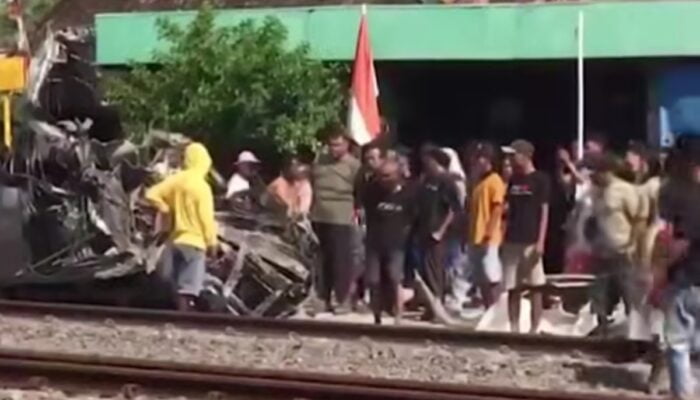 Tragedi Maut di Grobogan: Mobil Tersambar Kereta, 2 Orang Tewas di Lokasi