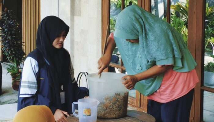 Sekam Padi dan Daun Jati Jadi Emas: Mahasiswa KKN UNDIP Ciptakan Pupuk Organik Ramah Lingkungan