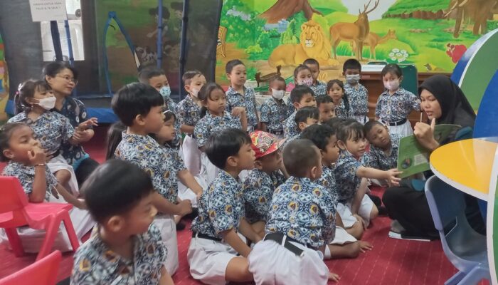 Langkah Kecil Menuju Dunia Buku: KB-TK Pangudi Luhur Bersama Tim II KKN Undip 2024 Library Tour di Kota Surakarta