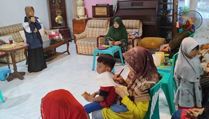 Mahasiswa KKN Undip Bantu Pelaku Usaha Kecil Mendapatkan NIB dengan Gawai