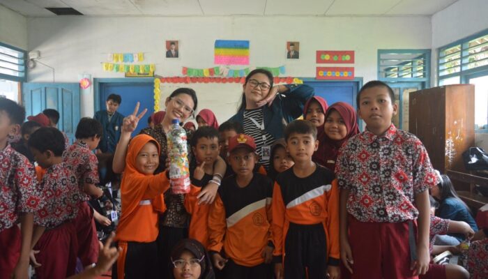 KKN Undip Ajak Siswa SD Jaga Lingkungan, Bikin Ecobrick dari Sampah Plastik
