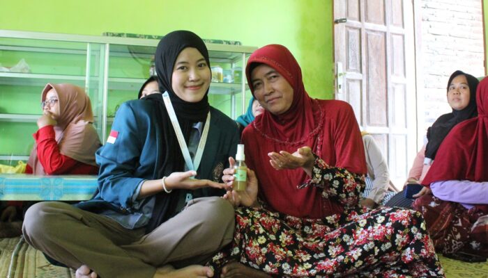 KKN Undip: Dari Kampus ke Desa Gronong, Berantas DBD dengan Semprotan Alami