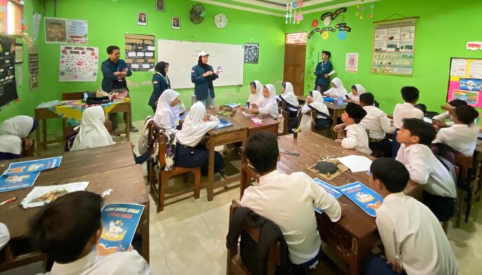 KKN Undip Ajak Siswa MI Muhammadiyah Krakitan Berpetualang di Dunia Digital