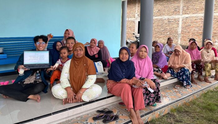 Mahasiswa Undip Ajarkan Ibu-ibu Munggur Bikin Foto Produk Keren Pakai HP, Dijamin Laris!