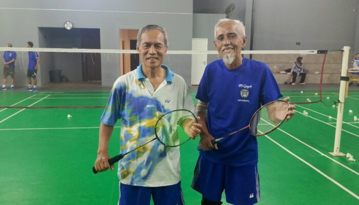 Usia 74 Tahun, Semangat Juara: Lansia Semarang Bersinar di Turnamen Badminton HUT RI