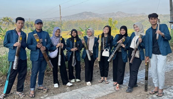Menyala dalam Gelap, Mahasiwa KKN Undip Ciptakan Alternatif Penerangan Jalan Pakai Reflector Guardrail