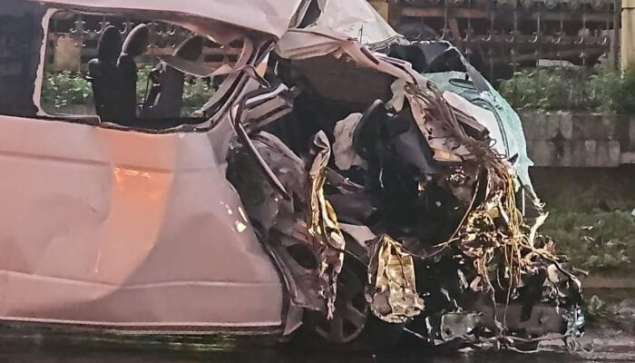 Hiace dan Truk Adu Banteng di Wonosobo, Korban Terjepit Selamat!