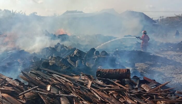 100 Ton Limbah Kayu Hangus dalam Kebakaran Pabrik di Cilacap
