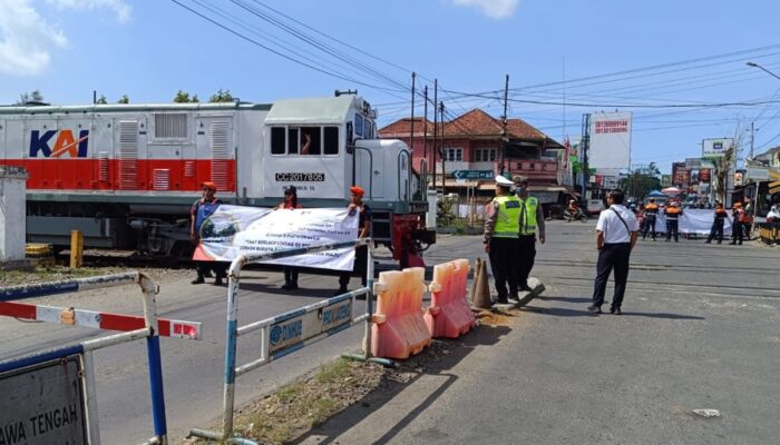 Demi Keselamatan, KAI Purwokerto dan Polri Terapkan Tilang di Perlintasan Sebidang