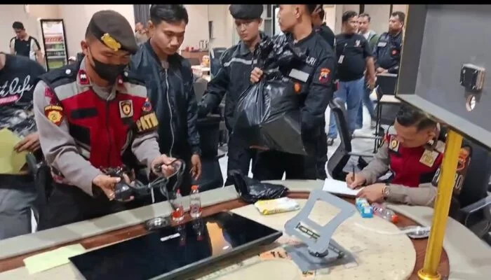 Kasino Tersembunyi di Balik Karaoke Semarang: Polisi Sita Rp1,2 Miliar dalam Penggerebekan