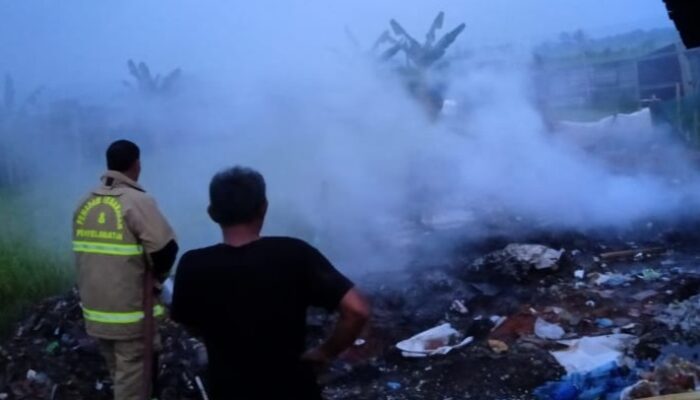 Gudang Rongsok Terbakar di Cilacap: Warga Heboh Menjelang Subuh