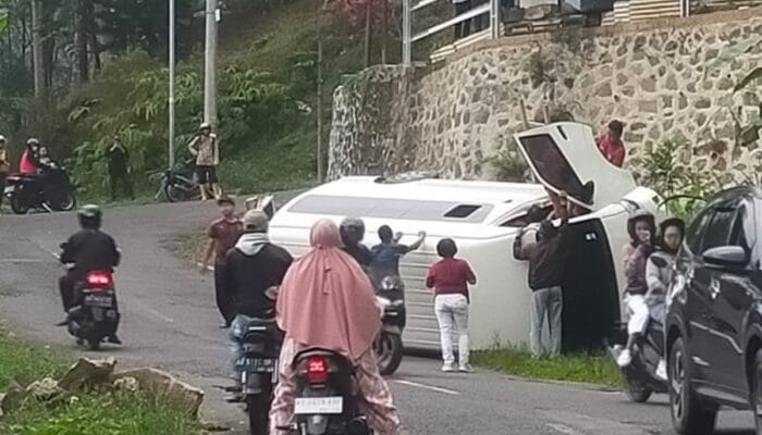 Elf Rombongan Guru Terguling di Karanganyar, Empat Orang Dilarikan ke Puskesmas