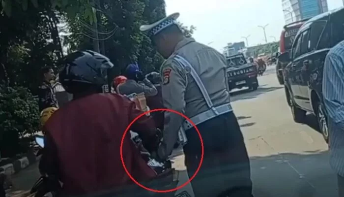 Viral Polisi Ketahuan Terima Uang Damai dari Pengendara di Jalan