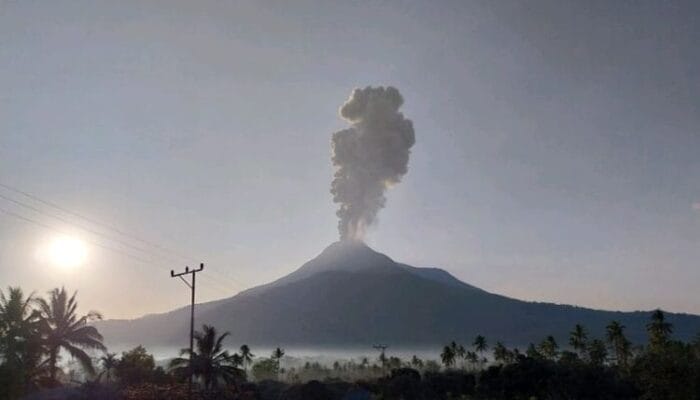 Gunung Lewotobi Laki-laki Meletus, 7 Desa Terdampak Abu Vulkanik Tebal