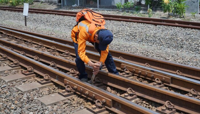 Dedikasi Petugas Pemeriksa Jalur: Garda Terdepan Keselamatan Kereta Api