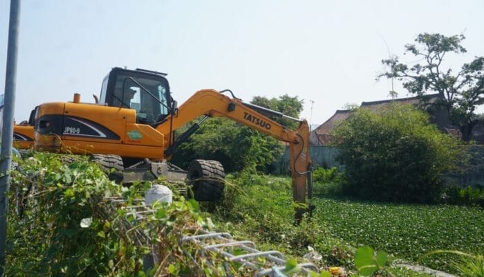 Perang Lawan Eceng Gondok, Pekalongan Bebaskan 1,4 Km Sungai Pakai Ekskavator