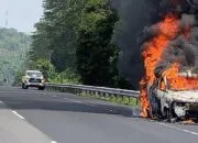 Korsleting Listrik, Mobil Kijang Ludes Terbakar di KM426 Tol Semarang-Solo