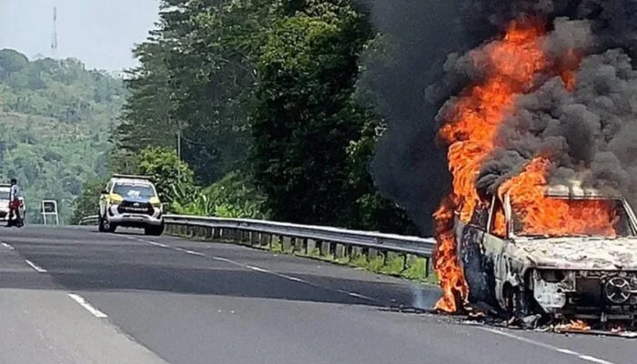 Korsleting Listrik, Mobil Kijang Ludes Terbakar di KM426 Tol Semarang-Solo