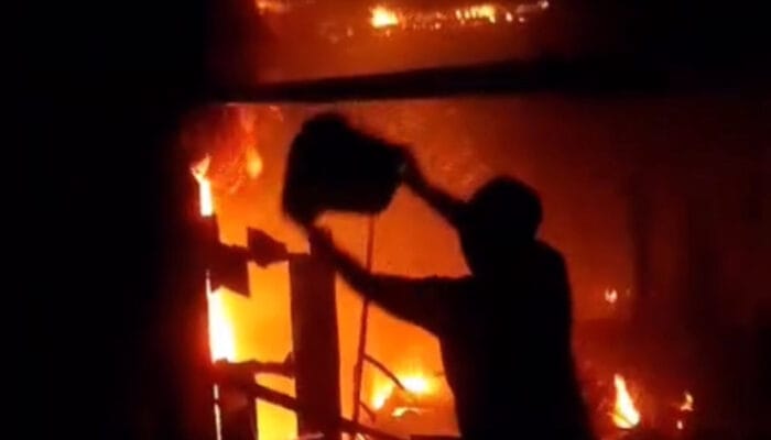 Kebakaran Hebat di Ungaran Timur: Warga Berjuang Memadamkan Api