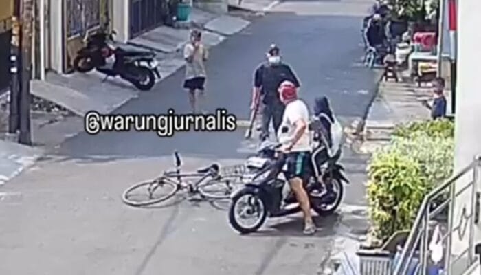 Viral Ketua RW Dianiaya Warganya dengan Sepeda dan Balok Kayu