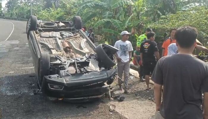 Kecelakaan Tragis di Banyumas, Pejalan Kaki Tewas dan 3 Penumpang Mobil Luka-luka Usai Kendaraan Terbalik
