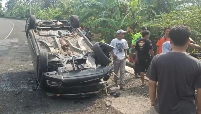 Kecelakaan Tragis di Banyumas, Pejalan Kaki Tewas dan 3 Penumpang Mobil Luka-luka Usai Kendaraan Terbalik