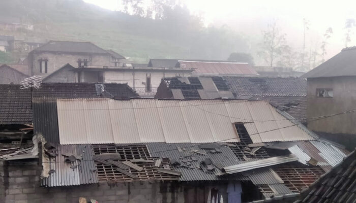 Detik-detik Ribuan Genting Terbang Diterjang Angin Kencang di Kabupaten Semarang